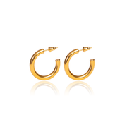 Hoop earrings are always in style. The perfect additional accessory to any outfit.  18k gold plated on stainless steel. Hoop size: 25mm