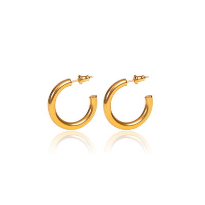 Hoop earrings are always in style. The perfect additional accessory to any outfit.  18k gold plated on stainless steel. Hoop size: 25mm