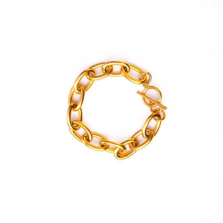 This exquisite chain bracelet is the perfect combination of style and sophistication.  18k gold plated on stainless steel. Length: 18CM This product is hypoallergenic and tarnish resistant. 