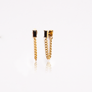 These earrings are so easy and casual, and the contrast of the gold and black is so chic.  18K gold plated on stainless steel.  Chain length : 1.5"