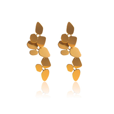 Meet our LEAF EARRINGS. These beauties feature a leaf-like design and will be your favorite statement piece. If you love fun, bold earrings this is just the accessory for you!  18k gold plated on stainless steel. Length: 2.8"  All the earrings come in a beautiful jewelry pouch.