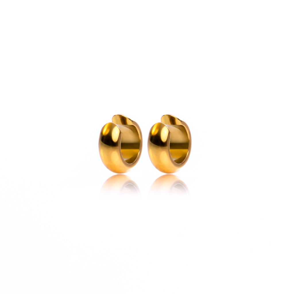 Add a touch of bold beauty without piercing with our SIMPLE, yet undeniable Cuff Earrings. Simple stacking and mixing is all you need to create the perfect look for any occasion.  18k gold plated on stainless steel. Inner diameter 1.5CM Height 6mm This product is hypoallergenic and tarnish resistant. 