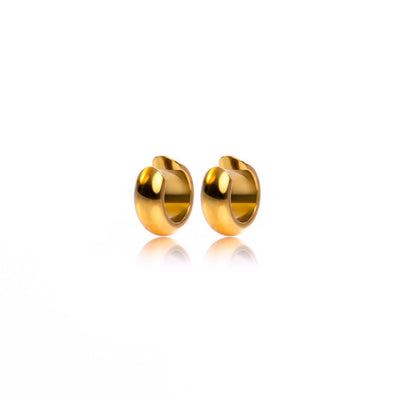 Add a touch of bold beauty without piercing with our SIMPLE, yet undeniable Cuff Earrings. Simple stacking and mixing is all you need to create the perfect look for any occasion.  18k gold plated on stainless steel. Inner diameter 1.5CM Height 6mm This product is hypoallergenic and tarnish resistant. 